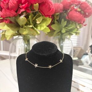 5/$15 MUST BUNDLE NWT Forever 21 Elegant Gold Flower Necklace